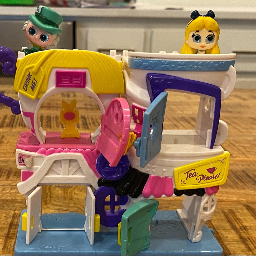Alice and the mad hatter Doorable